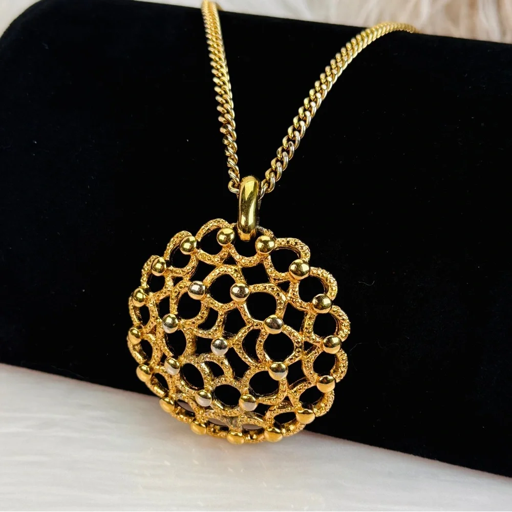Pretty vintage Monet goldtone, large pendant necklace